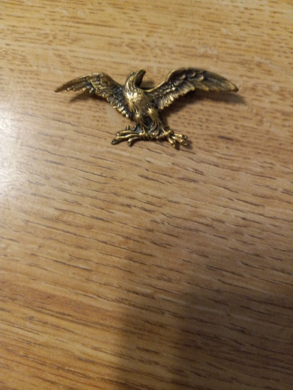 Vtg gold-toned brass or metal eagle brooch pin an American bald eagle w wings